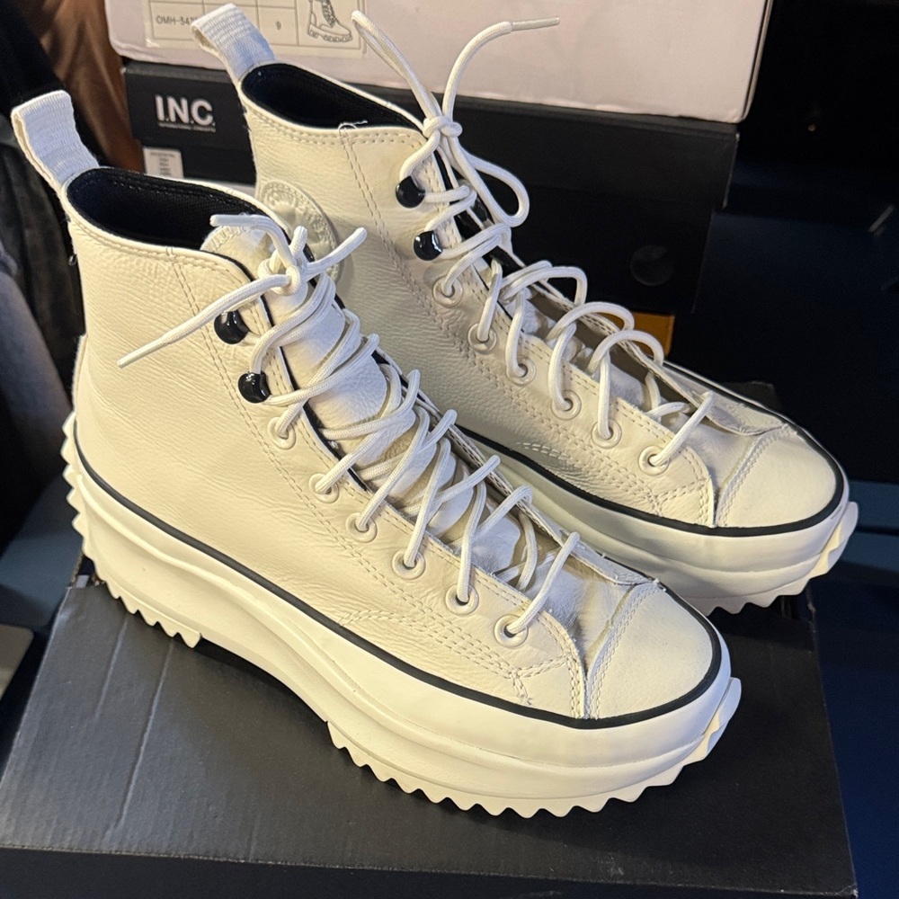 Converse Cream High-Top Sneakers unisex. Mens 8. Women’s 9 1/2